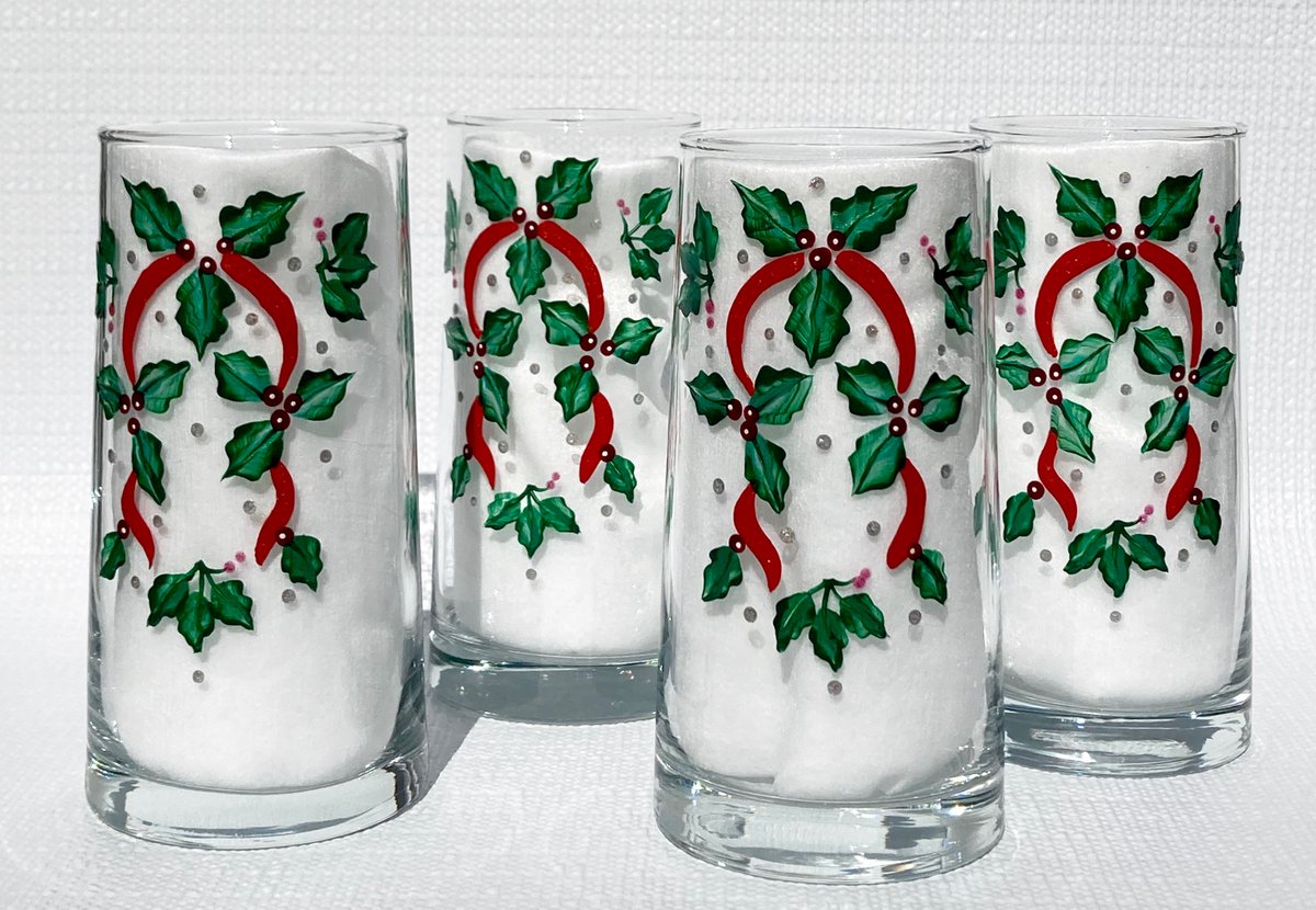 Holly and ribbon glasses etsy.com/listing/108997… #hollyglasses #Christmasglasses #ChristmasGift #SMILEtt23 #giftsforher #CraftBizParty #etsy #glassart #uniquegifts