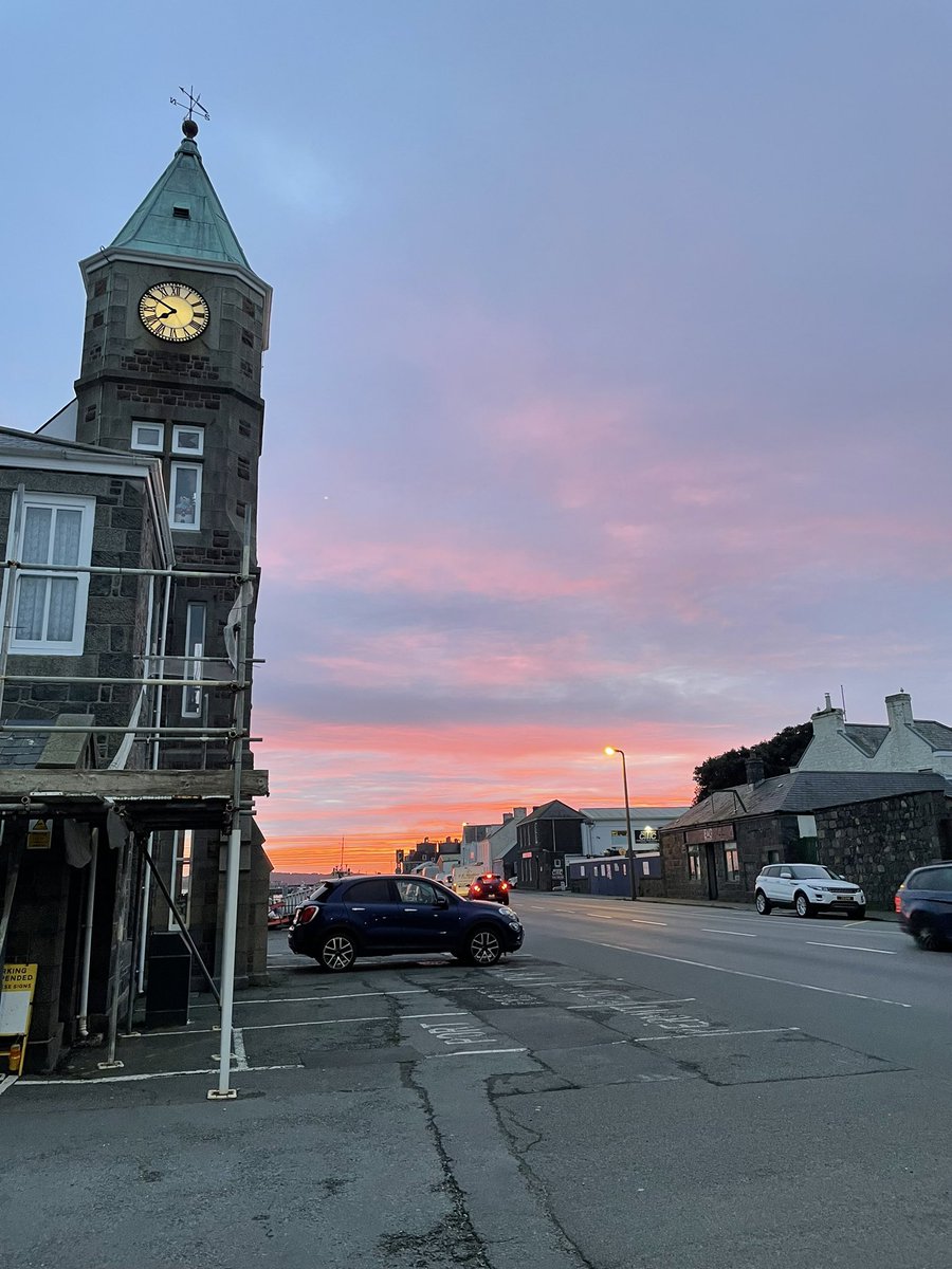 Pic left over this morning. By the time I got closer to red skies it was gone! Will see if I can catch it tomorrow for ya! #morningskies #Guernsey