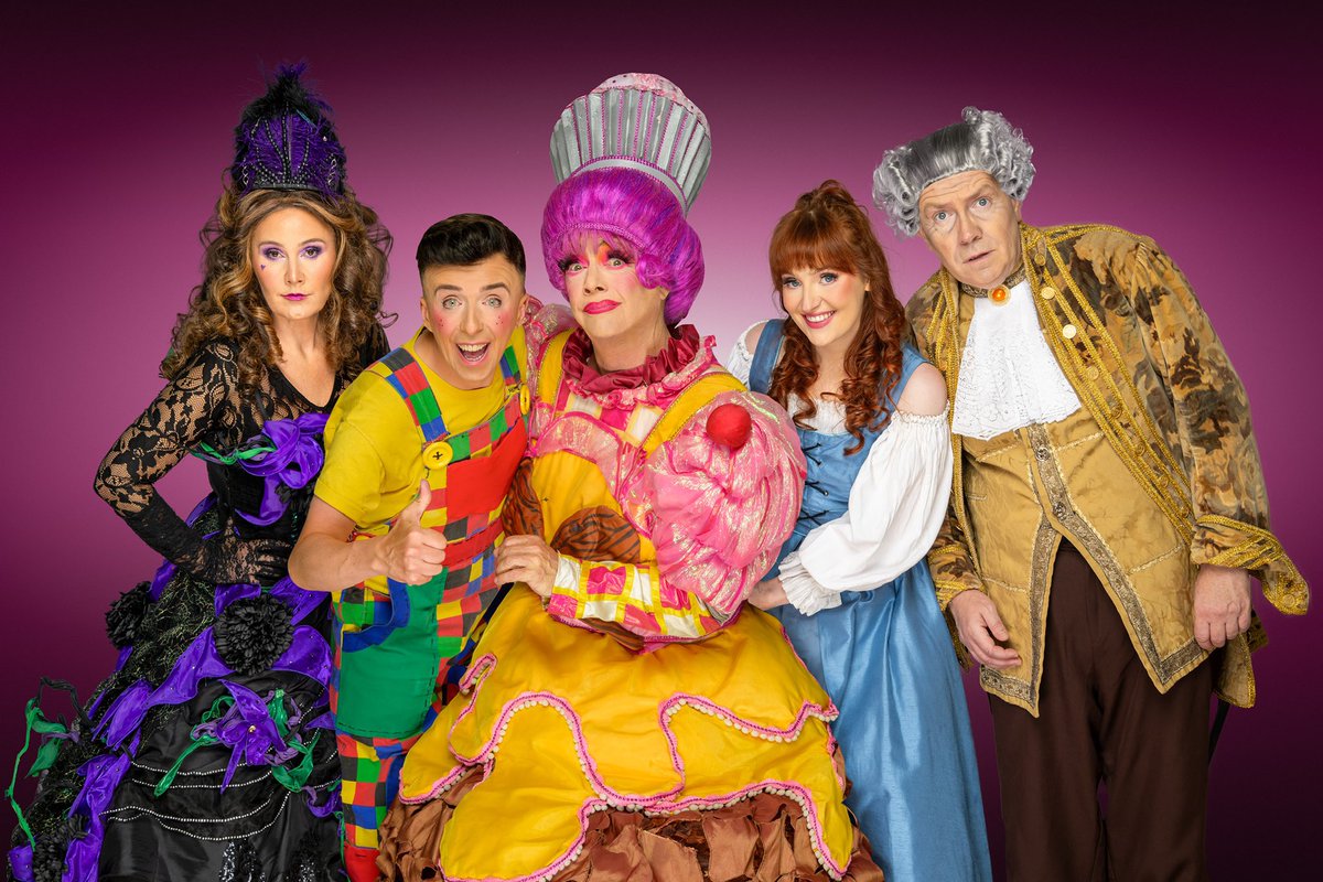 Beauty and the Beast at @thebeaconarts #Greenock is only my second ⭐️⭐️⭐️⭐️⭐️ panto of the season so far. A local #panto packed with love and laughter, heart and soul. Fantastic storytelling, song choices and performances all round. Review will be online tomorrow. A #MustSee.