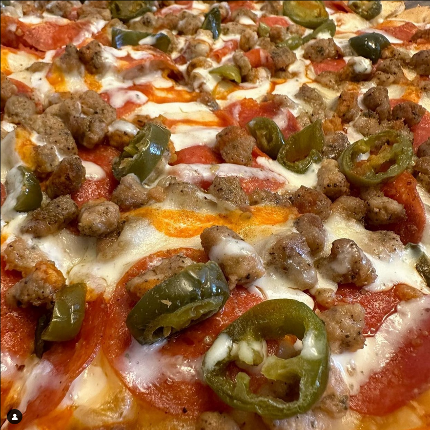 Add jalapenos to your pie for an extra kick! 🌶️ 📍 : @mphspizzacafe