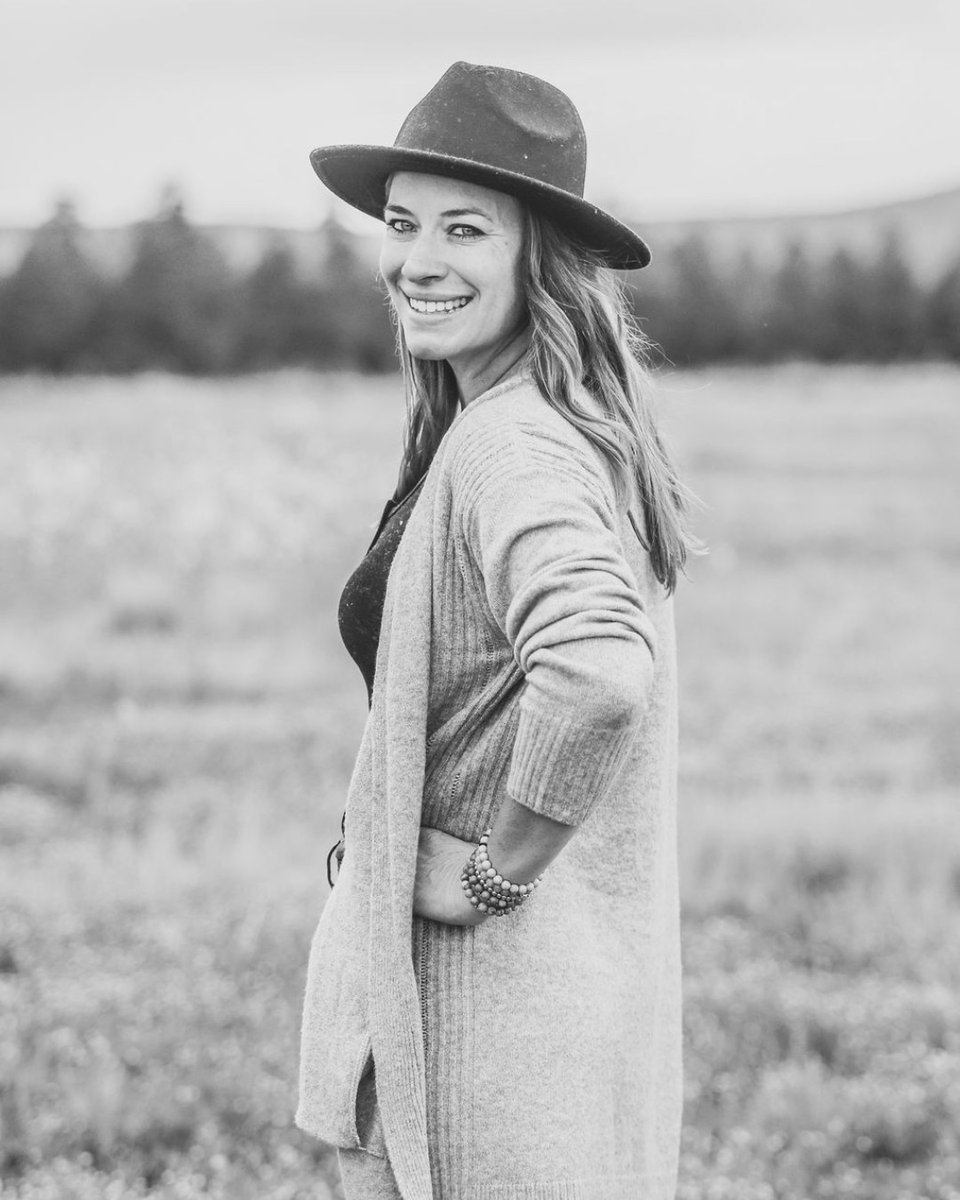 Ready to get unstuck with your marketing?

Try these 3 things:.
.
1️⃣Look at what's working (data)
.
2️⃣Make a plan for the upcoming months (roadmap)
.
3️⃣ Batch &amp; repurpose content (execute)

Book a free dicovery call: bit.ly/3LVz0zx

#marketingroadmap