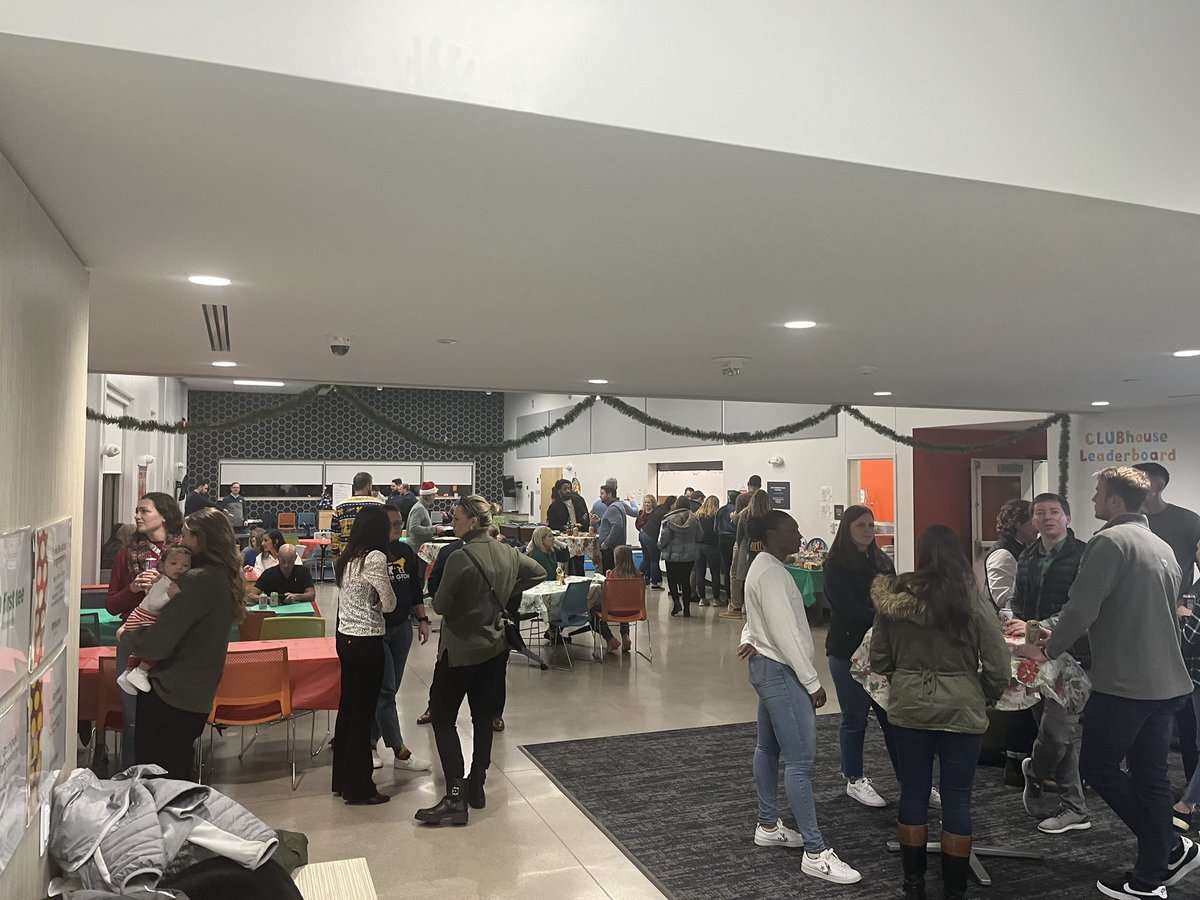 FirstTeeLE's tweet image. 🎄 Happy to host the @ToledoRockets Athletic Department staff for their holiday party! 

We are also so grateful for the donations, as entry to the party was a box of snacks for our participants!