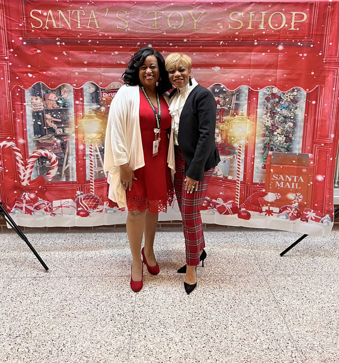 What an incredible holiday🎄 luncheon today at @CaesarRodneySD High School with so many of my X (Twitter) Friends!!💙💛 Festive music, delicious culinary delights & just what my soul needed!! 🥰 Kudos to @freewilliamsIII, @kbrownmassey & team for planning & hosting!! #tradition