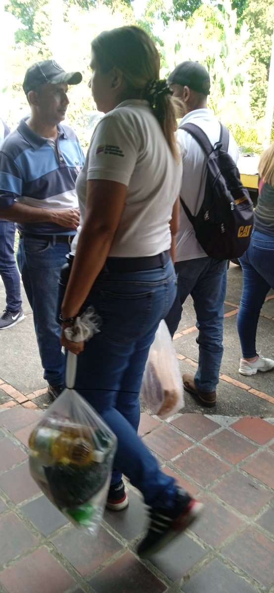 El día de hoy fué entregado el beneficio de la bolsa de alimentación y su respectivo pernil a todo el Personal Obrero y Administrativo del insai en el Municipio Ezequiel Zamora del Estado. Cojedes - Venezuela.