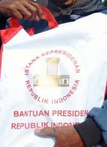 Breaking News!! 

Bantuan presiden buat paslon 02.. Sembako presiden digunakan untuk paslon 2 di jajar RT 03 RW 3, Solo.. 

Silahkan Rakyat Yang Menilai..