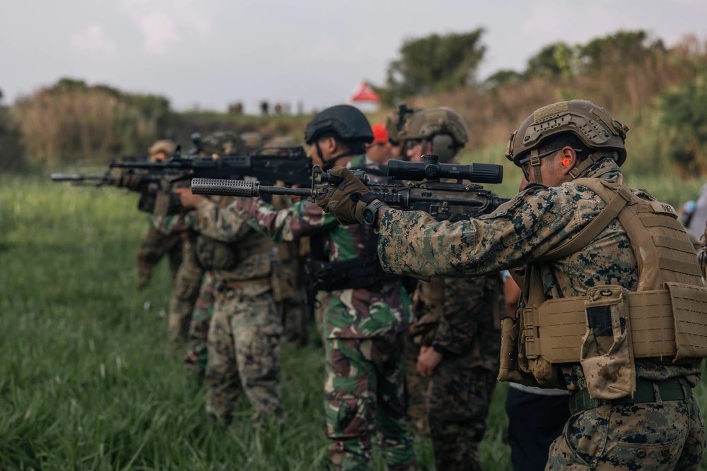Standby ... Contact U.S. Marines with Marine Rotational Force-Southeast Asia, and Indonesian marines 4th Marine Infantry Battalion, Pasmar 1, prepare to fire at a live-fire table five combat marksmanship program training during Keris Marine Exercise 2023. 📍Sukabumi, Indonesia