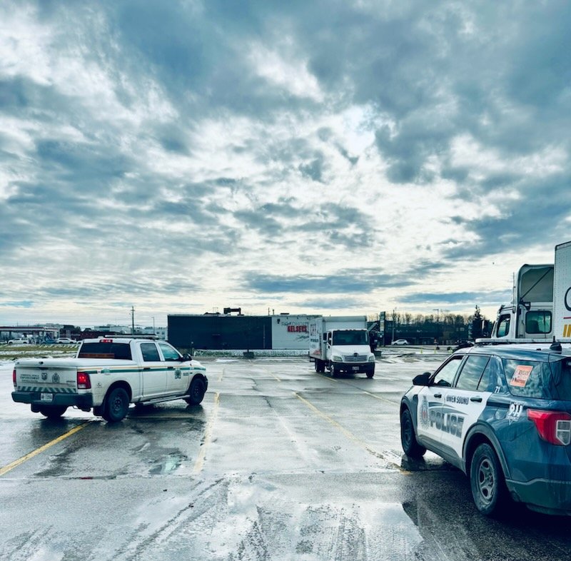 OwenSoundPolice's tweet image. Owen Sound Police and Ministry of Transportation team up for Commercial Motor Vehicle Inspections. @ChiefAmbroseOSP @JFluneyOSPS @Insp_DBishop @OSPApres
