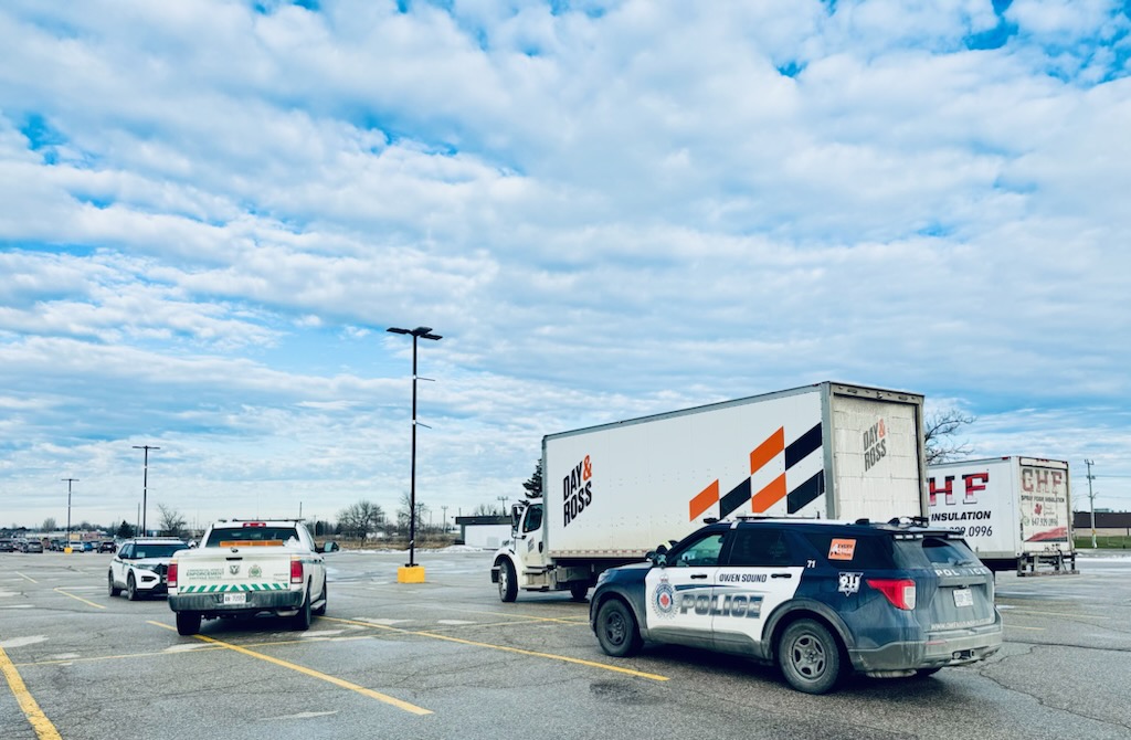 OwenSoundPolice's tweet image. Owen Sound Police and Ministry of Transportation team up for Commercial Motor Vehicle Inspections. @ChiefAmbroseOSP @JFluneyOSPS @Insp_DBishop @OSPApres