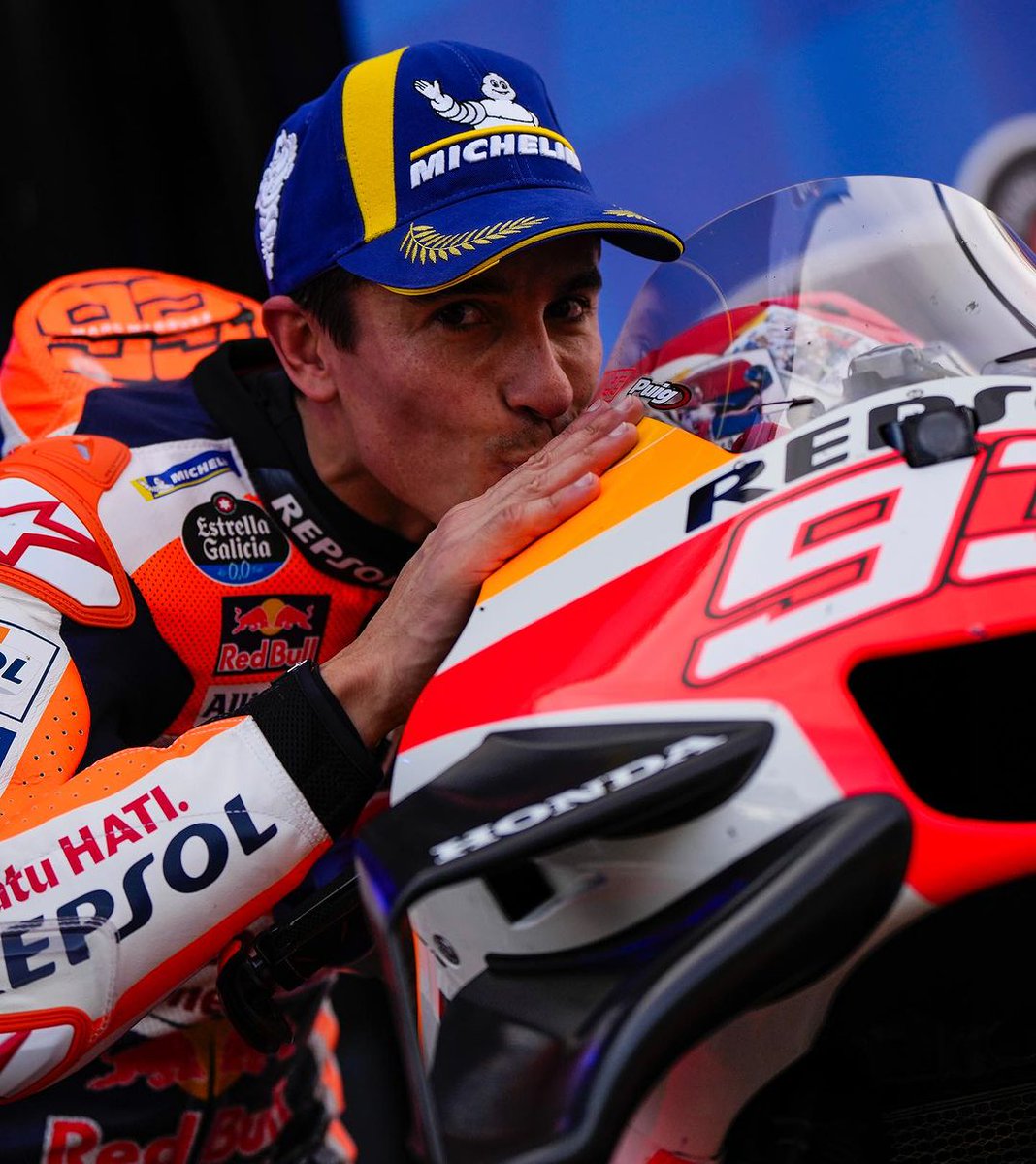 motto_motogp's tweet photo. マルク・マルケスは、帰ってくる。今季のMotoGPにおいて最大の衝撃をもって迎えられた、マルケスのホンダ離脱だが、これ別れたばかりでこんな話もするのもあれだが、この離別は将来の復縁がすでに約束されたものだという話が出ている。もしホンダが、来季の夏休み前までに真っ当な戦闘力を持ったマシンを投入し、ミアとマリーニの手により複数回の表彰台を獲得することができた場合には、2025年、マルケスはホンダに帰ってくる。そうしてもいいよ、という契約が、ホンダとマルケスの間に存在しているというのである。

もちろんこれは噂話。ホンダとマルケスの間で、もし何らかの契約が存在していたとしても、そんなものを目にすることができる人間など、当人たちを除いてあり得ないからだ。

しかし、ホンダとマルケス、そしてレプソルまでも含めた間には、特別な関係があるだろうことは、マルケス離脱が決まったあとのそれぞれの態度からうかがい知ることができる（サンクスデーにマルケスが参加したのがその分かりやすい象徴だ）。SNSやそれぞれのオウンドメディアで展開される情報を見ても、三者の間では、今回の別れ話をできる限り「美しいもの」として残しておこう、そんな意図を感じるのである。それはもちろん、将来のマルケスの帰還に備えてのものであり、その「美しい物語の続き」をさらに描いていきたい、描いていこうという意志がそこに存在しているのだ。

マルケスがホンダを抜けたことにより、来季支払われるべき予定であった、1200万から1500万ユーロ（日本円で18～23億円）の予算が浮いたホンダは、それを使って遅れに遅れていたマシン開発を一気に進める。それで来シーズン前半での大復活を果たすことができれば、それはドゥカティに行ってしまったマルケスを再び呼び戻すための大いなるメッセージとなる。そこでは実際に勝つまでのことは必要ない。ホンダのマシンが、勝てるだけの可能性（ポテンシャル）を持ったことさえアピールできれば、あとはマルケスがそれに乗れば「勝てる」ことが保証されるからだ。

もしこの噂話が真実となった時、いちばんの割を食うことになるのはミアである。先にホンダと新たに2年契約を結んだマリーニは2025年もチームに残ることはすでに決まっているが、ミアとホンダとの契約は2024年で切れる。となればあとはそこに再びマルケスを入れれば、すべては元通り。常勝無敵のホンダが大復活となるのである。

かつてヤマハで一時代を築いたロッシは、キャリアの最高潮期とも言っていい時期にドゥカティに移籍したが、2年後、辛酸を舐め尽くしたあげくにヤマハに出戻ってきたということもある。一度ホンダを抜けたマルケスが再び戻ってくることなど絶対にないとは言い切れない。

マルケスのグレシーニドカへの移籍は、復縁が約束された、相互が合意した上での一時の浮気でしかないとしたら。

この夢物語が現実になる日は果たして来るのだろうか。もしそうなるのなら、それが明らかになるのは意外なまでにすぐ（早ければ半年後）ということになる。

お願いマルク、帰ってきて。しかし、その願いが叶うかどうかも、すべて「ホンダ次第」ではあるのだが…。