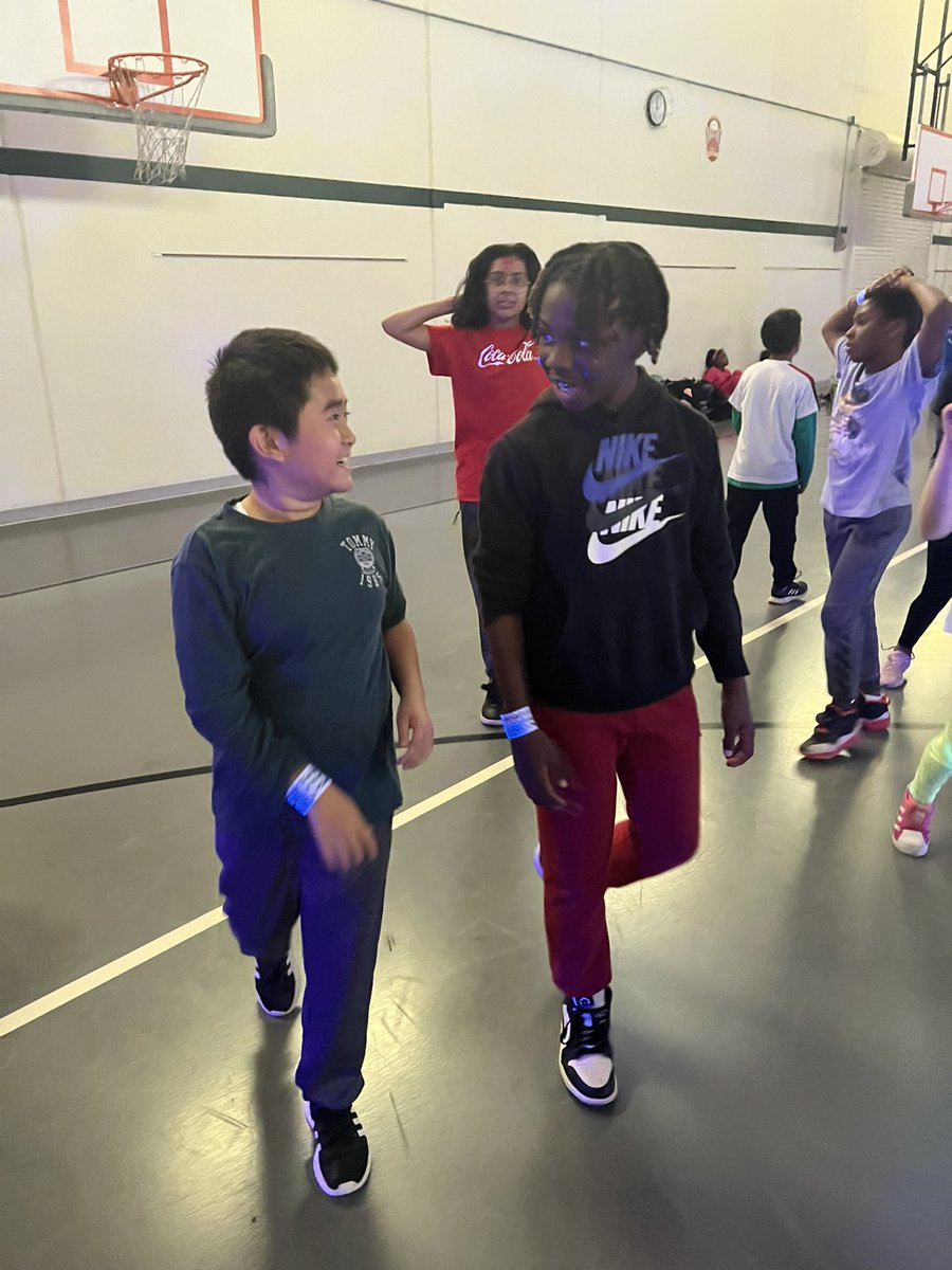 susansamson's tweet photo. #WilshireElementary completed their APEX Fun Run today. #36lapsdone https://t.co/MN5F3JwKTe