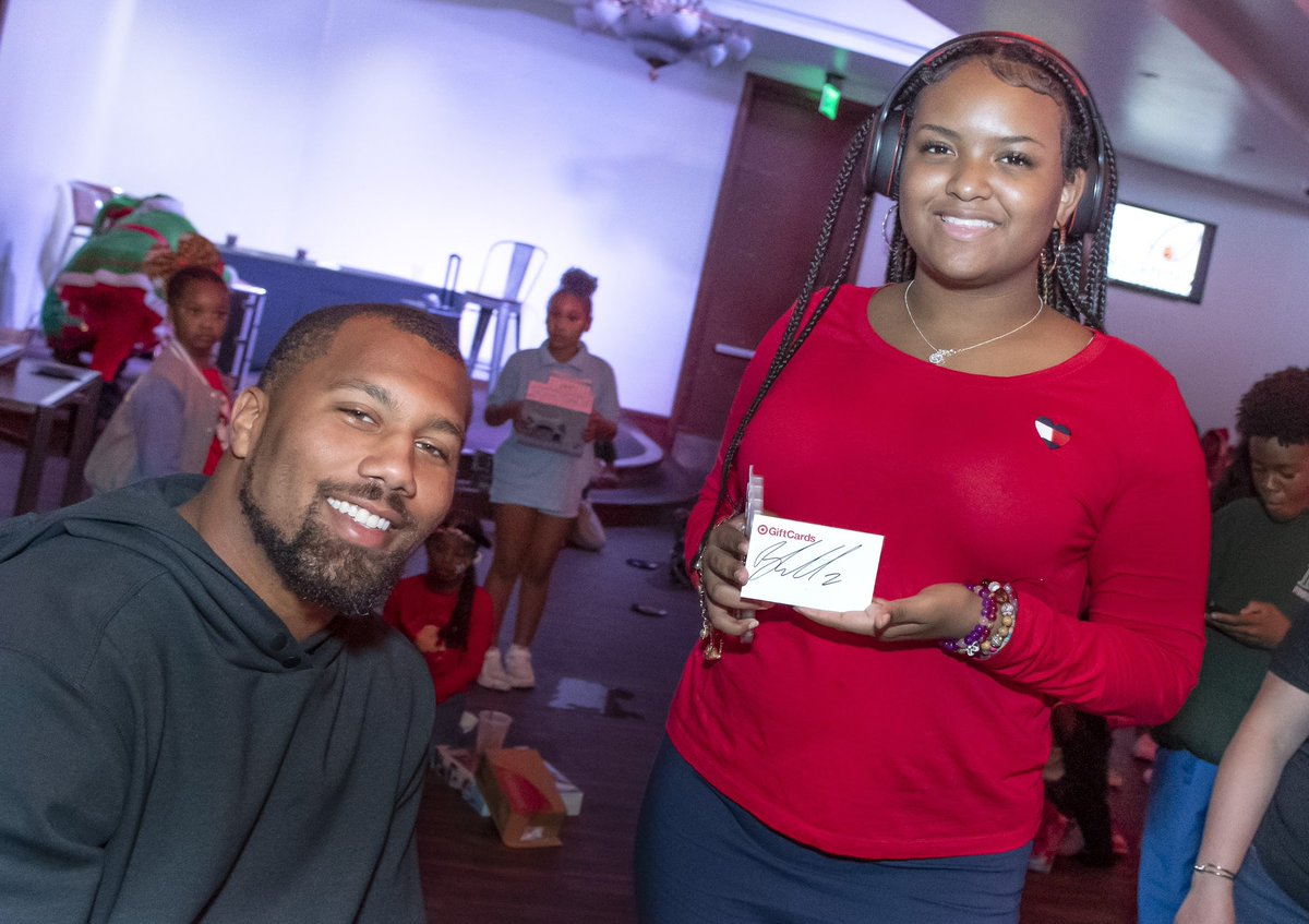 Spreading holiday cheer! 🎁🎄

<a href="/astronaut/">Bradley Chubb</a> joined <a href="/OYCMiami/">OYC Miami</a> at their annual holiday party to spend time with the youth. ❤️

The Chubb Foundation also donated gift cards to their middle and high school students.