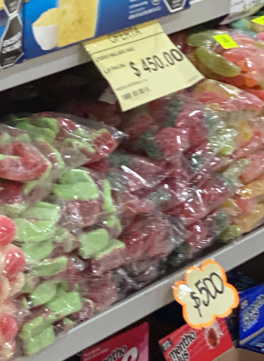 melskcc's tweet image. dios que gracioso es tener un hermano daltónico es relativamente lo mismo que ser mogolico el chabon me acaba de decir que pobreza ahora venden las don satur (negras) en bolsitas y eran GOMITAS VERDES