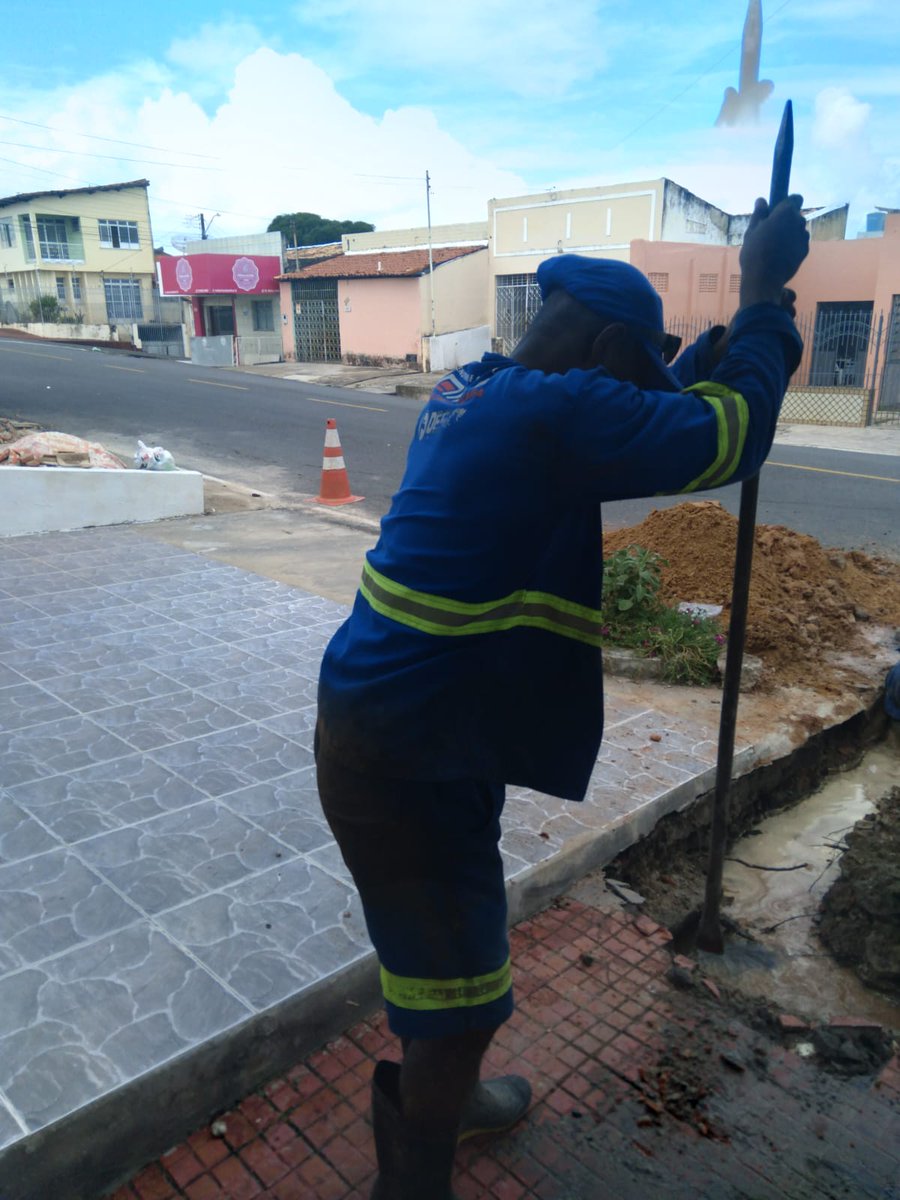 RoniseFerraz's tweet photo. @oficialdeso Não é uma obra na rua, que nós já sabemos que o serviço sempre deixa a desejar. Estamos falando de uma calçada particular, construída pelo proprietário e que agora encontra-se com uma cratera. Qual a dificuldade de realizar o reparo? https://t.co/YC2U5irr1K