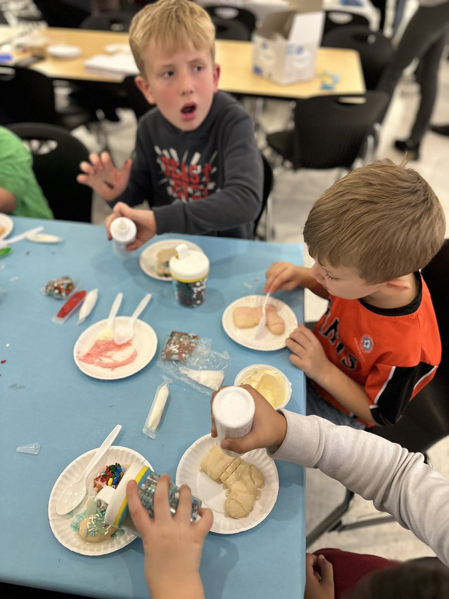 21st Century After School Academic Program had a blast tonight at our Holiday Social!!! 🔥🔥🔥 @DeenajSams @Coachin_AHS @drmorrowclass @JayHunt97222160 #AlcovyScience #committothecove #NCSSBeTheBest