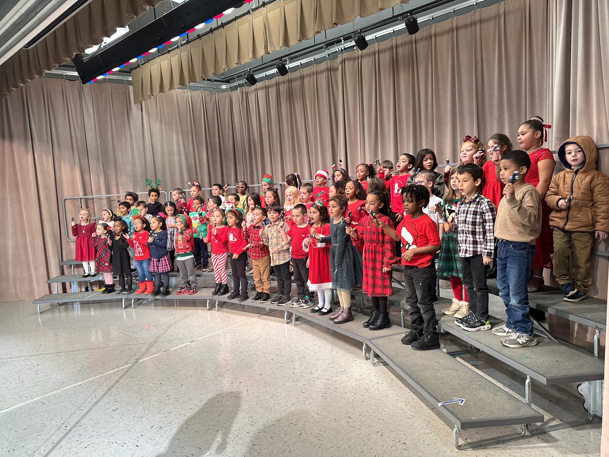 We had another incredible Winter Concert filled with entertaining performances from our talented Lincoln singers and instrumentalists. Shout out to Mrs. Schlegel and Mrs. Carolan for the great concert! #RoarOut @basdlincolnpto @BethlehemAreaSD