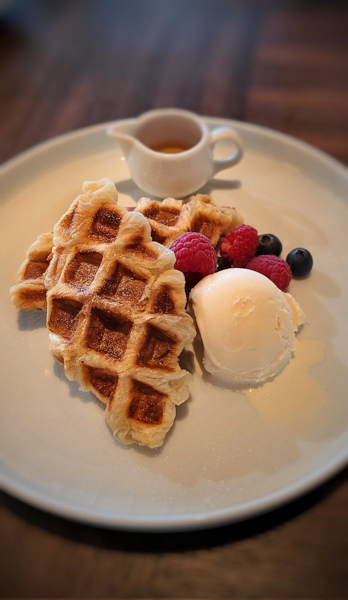 MissFive5132020's tweet photo. 🍓本日の朝ごはん！明太子の放題とホテルの名物クロッフル🍓 https://t.co/4qEuIrGzof