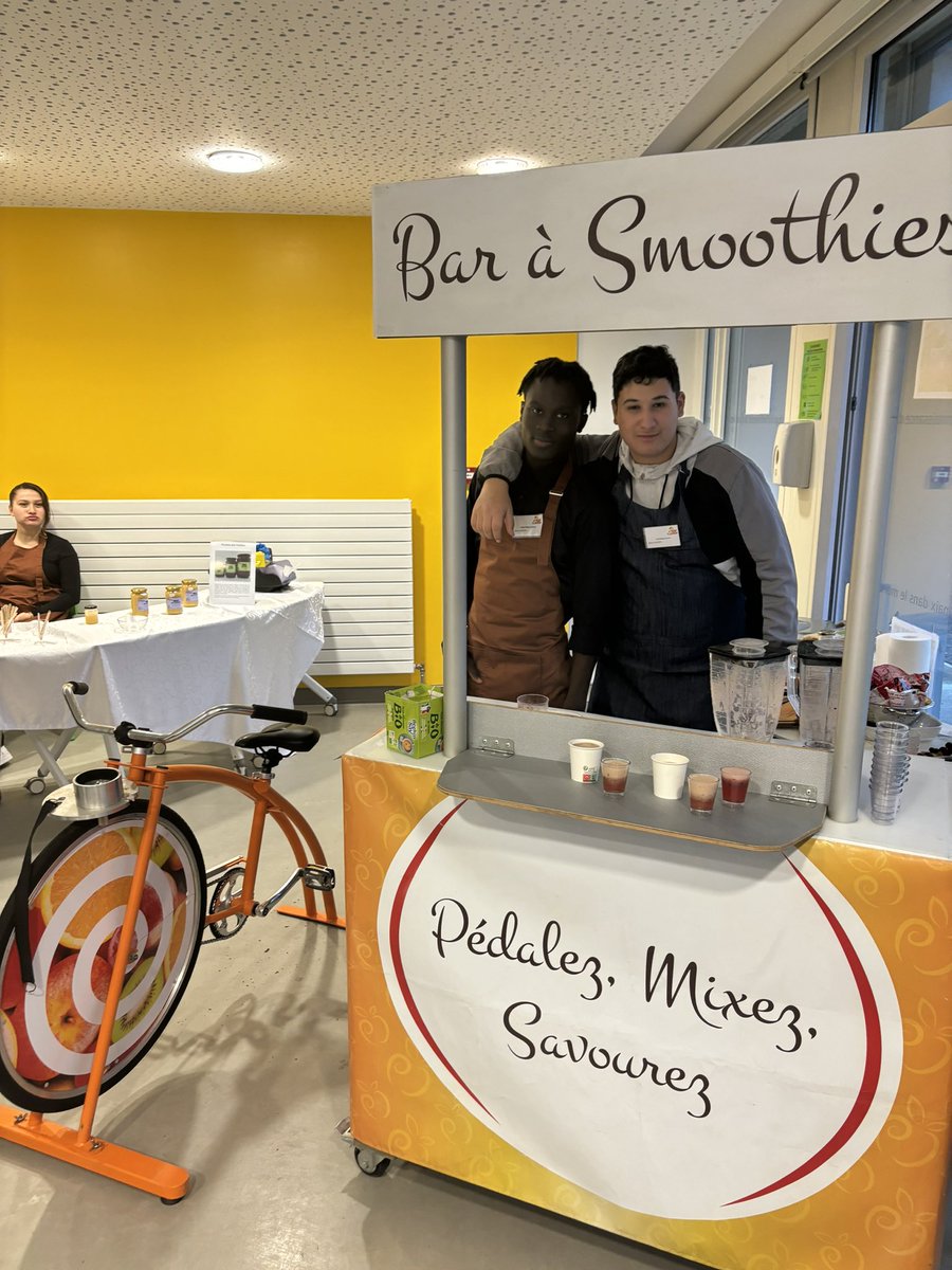 MichelGoncalv12's tweet photo. Journée qui se termine par la visite du C chop du lycée Corneille de La Celle Saint Cloud .Epicerie pédagogique . Produits bio et locaux. Bravo aux élèves. https://t.co/dY1BzMUC6q