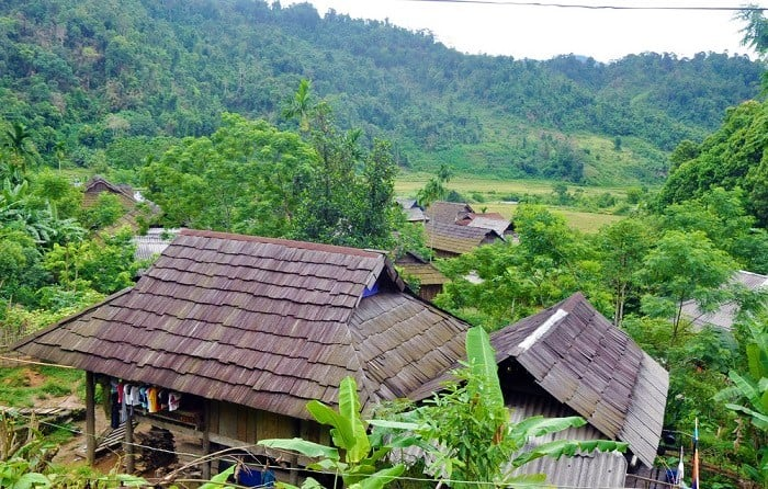 Quỳ Châu là huyện nằm ở vùng núi phía Tây Bắc tỉnh Nghệ An. Nơi đây có vẻ đẹp hoang sơ, thanh bình với nhiều khung cảnh thiên nhiên đẹp, những nếp nhà sàn san sát, núi rừng hùng vĩ,... Đến Quỳ Châu bên cạnh được khám phá thiên nhiên các bạn còn được tìm