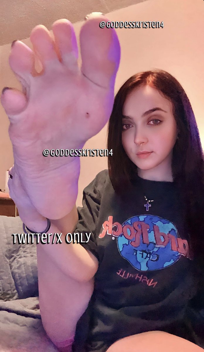 Get a lick, foot bitch 👅 domme feet soles toes spread flr tpe