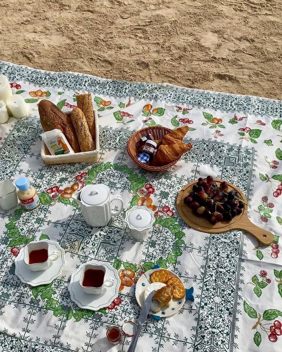 صباح جديد يٌهدينا أمل .. يمحي خيبات الأمس..صباح جديد يرسم على ثغرنا أبتسامة تفاؤل تملئ أعماقنا فرح🤎🍃