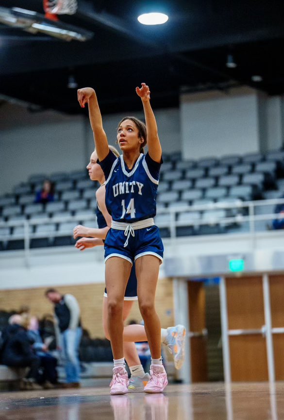 Makara Obande starts her junior year off stuffing the stat sheet!

19 points 
7 rebounds
5 steals

Keep up the hard work!