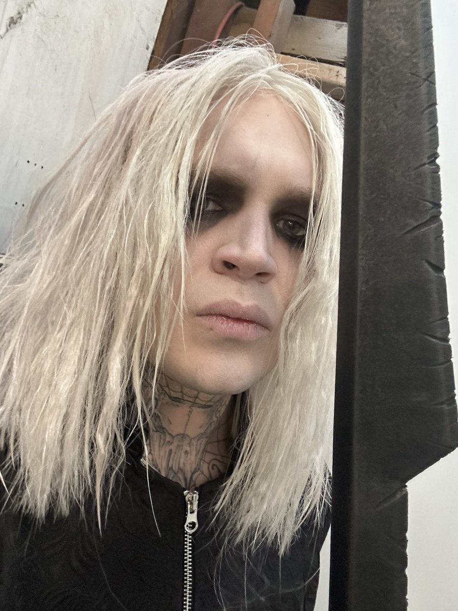 knew i shouldn’t have smoked that primordial flower now i’m stuck in near the barrow feasting on desirous buffoons