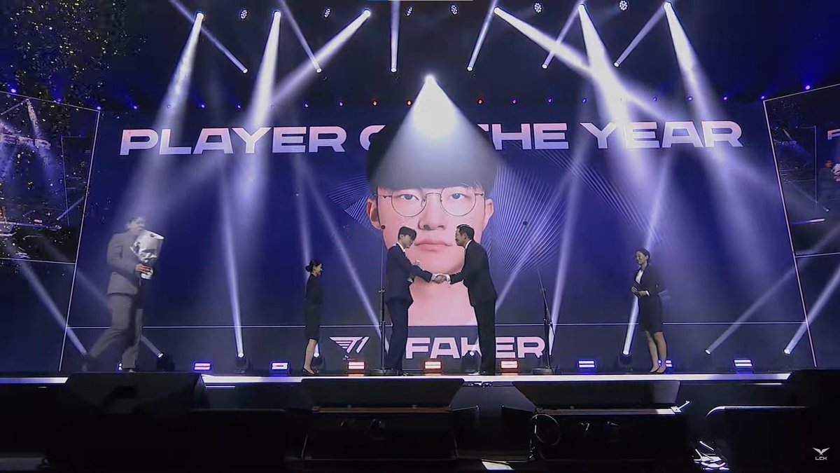 LCKFanZone's tweet photo. [Tin vắn]
Kết quả LCK Award 2023:

(Những giải có tên nhãn hàng trước là giải của nhà tài trợ)

Tân binh của năm: GEN Peyz.
HLV Xuất sắc nhất: KT Hirai (Vì đã chọn T1?).

SecretLab Vua hỗ trợ (Assist King Award): GEN Delight.
Monster Energy Kẻ huỷ diệt quái rừng (Best Monster Slayer Award): GEN Peanut.
​Logitech G Trùm gánh kèo (Best Powerplay Award Highest Damage): DK Deft.
JW Pharmaceuticals Vua kiểm soát (Highest Vision Score Award): LSB Kael.
Tuyển thủ được tìm kiếm nhiều nhất https://t.co/Pkvtq4OYP6: Quốc bảo T1 Faker.
LG Trùm đạo tặc: KT Cuzz.
Bộ ngoại giao LCK: BRO Morgan.
HP Omen giải KDA xuất sắc nhất: KT Aiming.
BBQ giải thưởng chiến công đầu (BBQ First Blood Award): T1 Oner.
Guri Bank vua làm vàng (Gold King): T1 Gumayusi.
Giải thưởng đặc biệt kỉ niệm 10 năm LCK: BLV Seong K và CloudTemplar.
Giải content hay nhất: KDF.
Giải meme của năm: Pháp sư CloudTemplar. (Meme K'sante là stream cá nhân, không tính trong LCK).

ALL LCK 1ST TEAM SPRING: FULL T1.
ALL LCK 1ST TEAM SUMMER: Kiin Cuzz BDD Aiming Lehends.
MVP LCK Spring T1 Keria, Summer: HLE Zeka, DK Canyon.
MVP LCK Summer T1 Keria, Summer: KT Lehends.

Đường trên của năm: T1 Zeus.
Rừng của năm: T1 Oner.
Đường giữa: T1 Faker.
Xạ thủ của năm: T1 Gumayusi.
Hỗ trợ của năm: T1 Keria.

NGƯỜI CHƠI CỦA NĂM: T1 FAKER.
