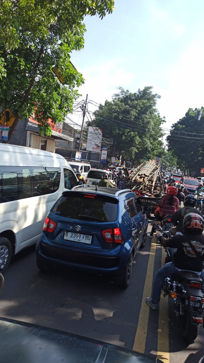 Jln. Surapati mengarah ke Cicaheum da sebaliknya mengarah ke Pasteur macet lumayan pake banget..@PRFMnews