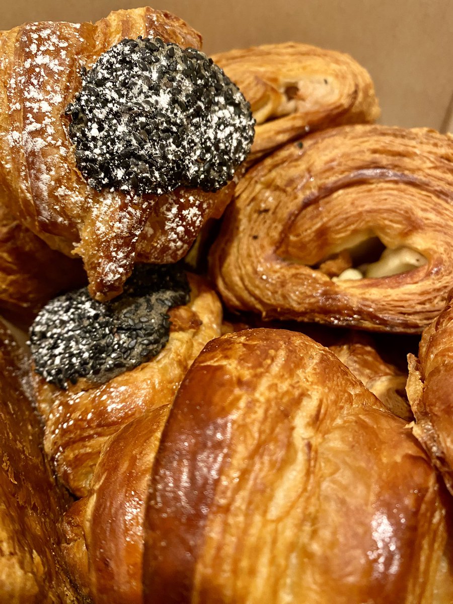 The BEST, flakiest, tastiest pastries you can find in S.F.! French pastries with Asian flavors like black sesame and lychee apple croissants baked to perfection by a chemist who loves to apply science to his kitchen creations! Rolling Out Bakery on Taraval abc7news.com/rolling-out-ca…