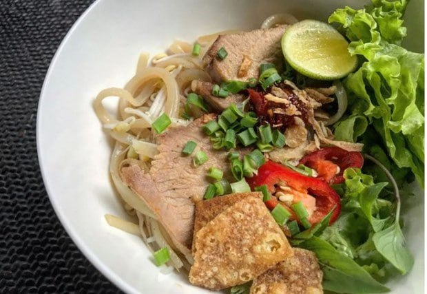 Stephanderl's tweet image. Cao lầu

Món mỳ đặc sản Hội An nhất định phải thử khi đến khu phố cổ. Người ta nói rằng, nước dùng để làm món ăn này được lấy từ giếng Bá Lễ cổ và màu vàng của sợi mì được trộn với tro củi tràm từ mảnh đất Cù Lao Chàm. Bày trong bát còn có thịt heo…