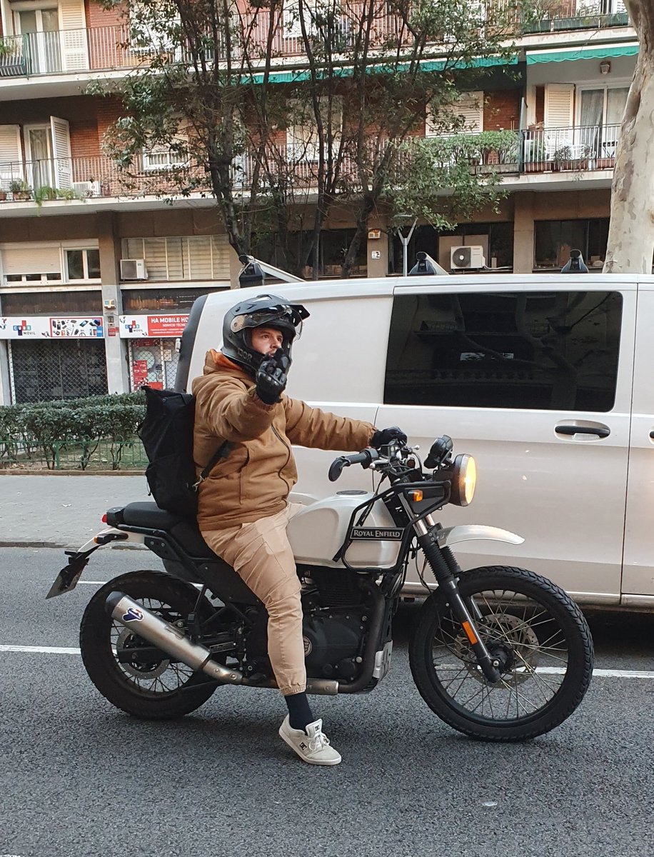 El dia comença amb aquest simpàtic motorista, que després de fotre'm una lijada, em diu que no puc circular per calçada i que em busqui un carril bici.
Ahhh i que ell paga seguro i matricula. 
Més mono ell...