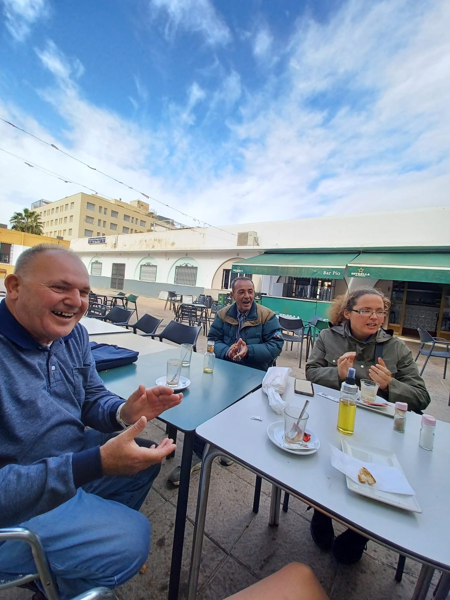 Desayunando juntos por el cumpleaños de nuestro compañero José Antonio, disfrutando de un rato de ocio, tiempo libre y reflexión sobre el café tertulia celebrado el pasado jueves en el espacio alma.