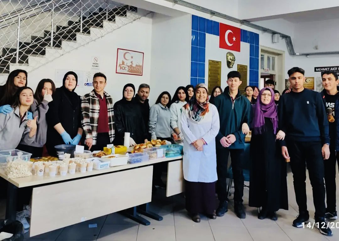 Nevşehir lisesi Sosyal yardımlaşma ve dayanışma kulübü öncülüğündeki Gazze’ye yardım kermesine destek olan velilerimiz, öğretmen ve öğrencilerimizi tebrik ediyoruz. Şu an o bölge adına çok anlamlı ve önemli olan bu Bağışı,Gazze’ye ulaştırmak üzere Türk Kızılay olarak teslim aldık