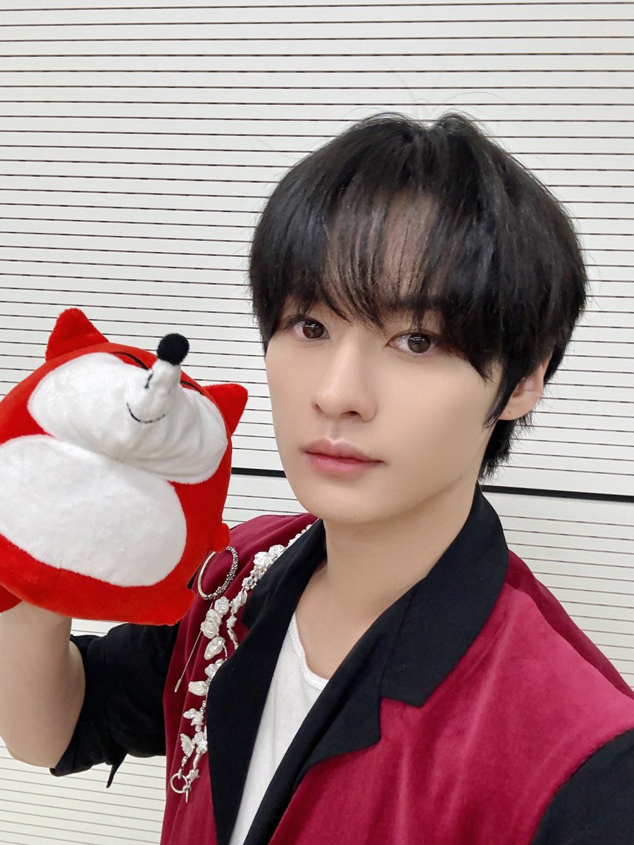 SOHUKOREA's tweet image. 📸스키즈와 #아이돌_출근한다 여우인형의 셀카 왔습니다🎁!!
#스트레이키즈 #스키즈 #방찬 #리노 #창빈 #현진