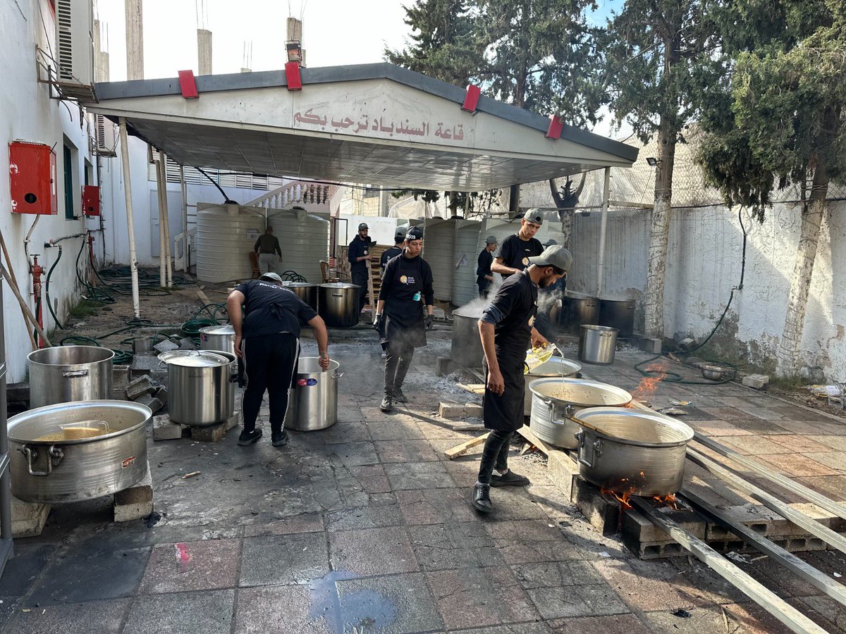 chefjoseandres's tweet image. One of the kitchens
Functioning inside Gaza as more equipment to open more keeps arriving! This one will have the potential to do hot to 20k meals a day. @WCKitchen has done more than 9 million meals between hot meals and Food kits….@ChefsForGaza I think we will need up to 50…