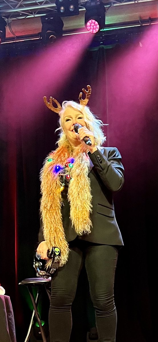 Mon_Lloyd_Day's tweet photo. Christmas Acoustic at The Apex @kimwilde @Wildericky @scarlettwilde @neiljonesguitar thanks so much for a wonderful evening of nostalgia and seasonal festive fun 💖🎄Enjoy your last show in Sunderland tonight 🎸🎼 https://t.co/vWDlRqeHb5