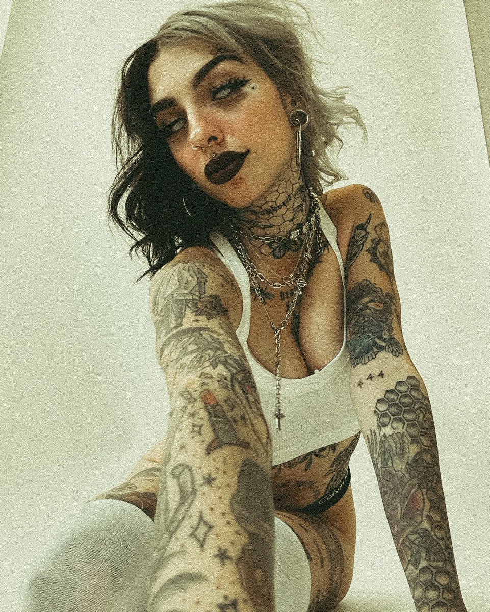 WretchedNeutral's tweet image. — Not even chains can't hold the beast within.