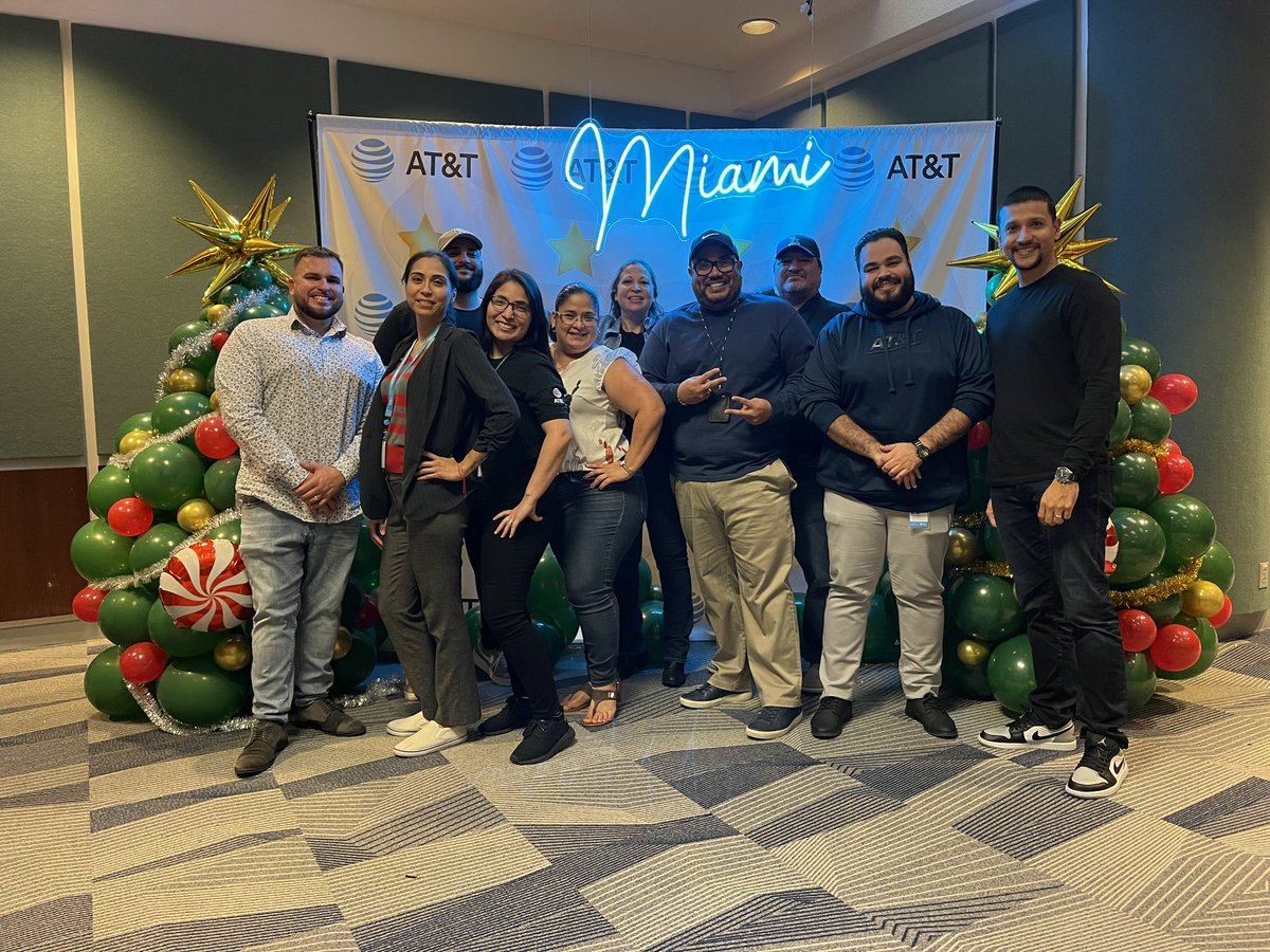 AlainMss's tweet photo. Happy Holidays from mi familia to yours. #casalozano #vcc #language @DannyL_MiamiMSS @MiMiSandoval22 @clauzelaya1308 @maria_b0ss @JulioFumero3 @ortizjckln https://t.co/ZqwrXiDwms