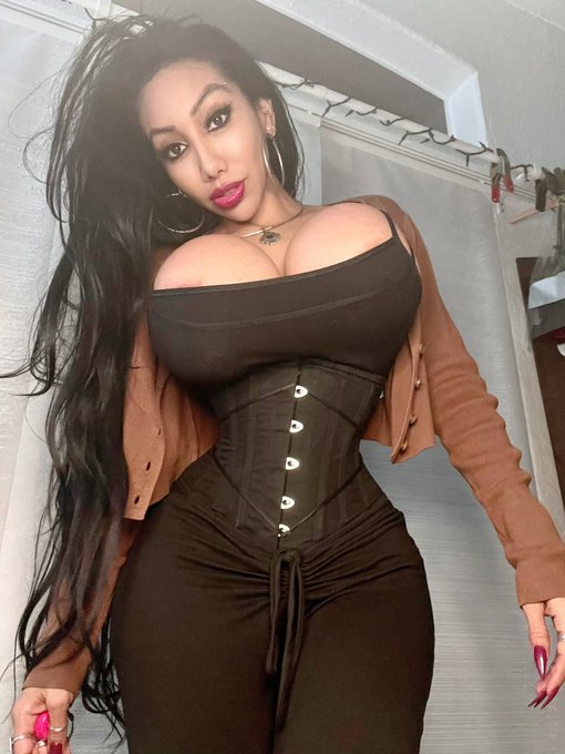 Got to love a corset https://t.co/Ps7JZVxGVb https://t.co/w9QhU706zS<a href="/tag/barbie"class="tags"><span>#barbie</span></a><a href="/tag/barbiemovie"class="tags"><span>#barbiemovie</span></a><a href="/tag/barbiethemovie"class="tags"><span>#barbiethemovie</span></a>