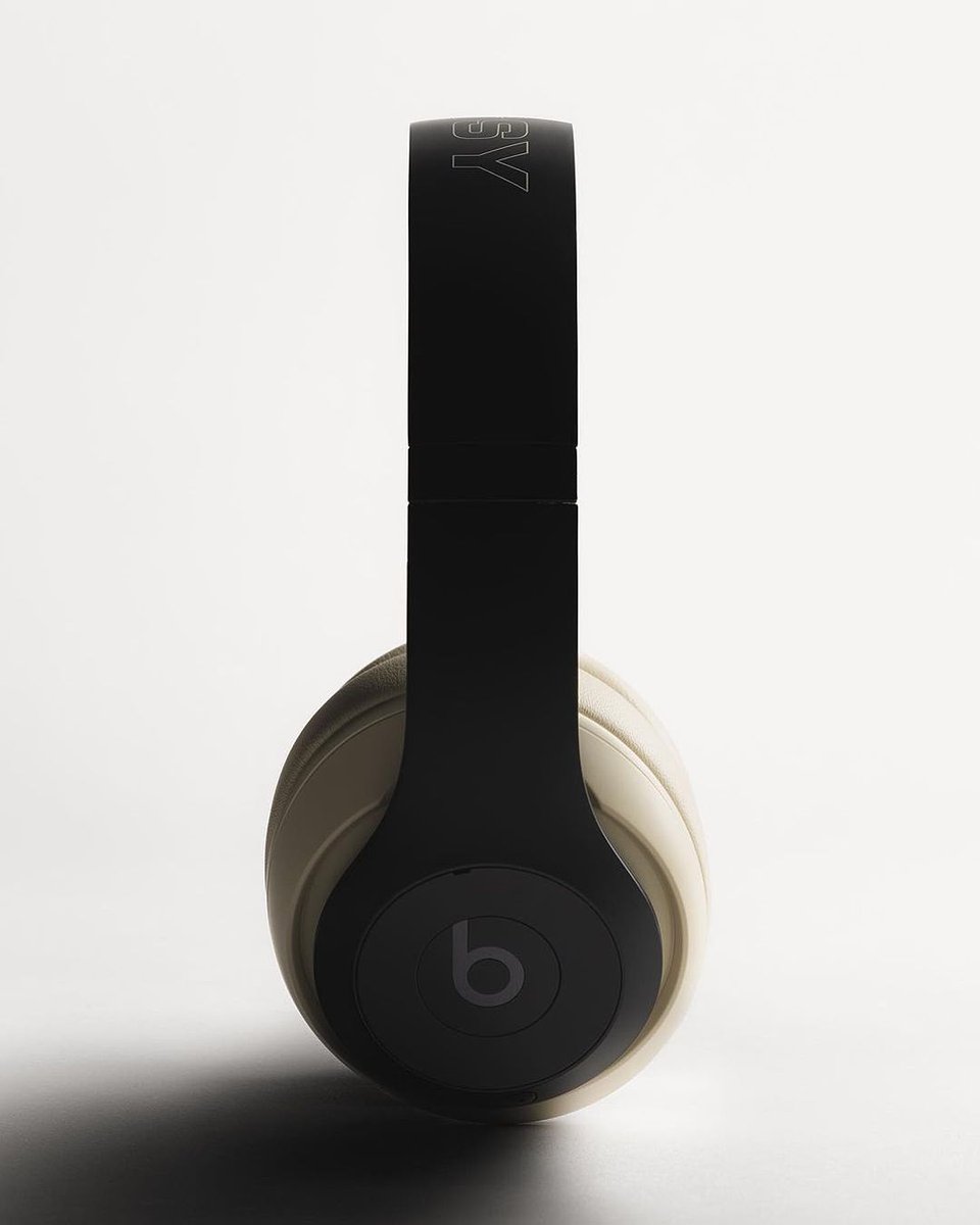 fubiz's tweet image. Beats is Collaborating with Stussy on the Launch of their Studio Pro Headphone Model
@beatsbydre x @stussy 🎧 
#collaboration #studiopro #headphone #beats #stussy
