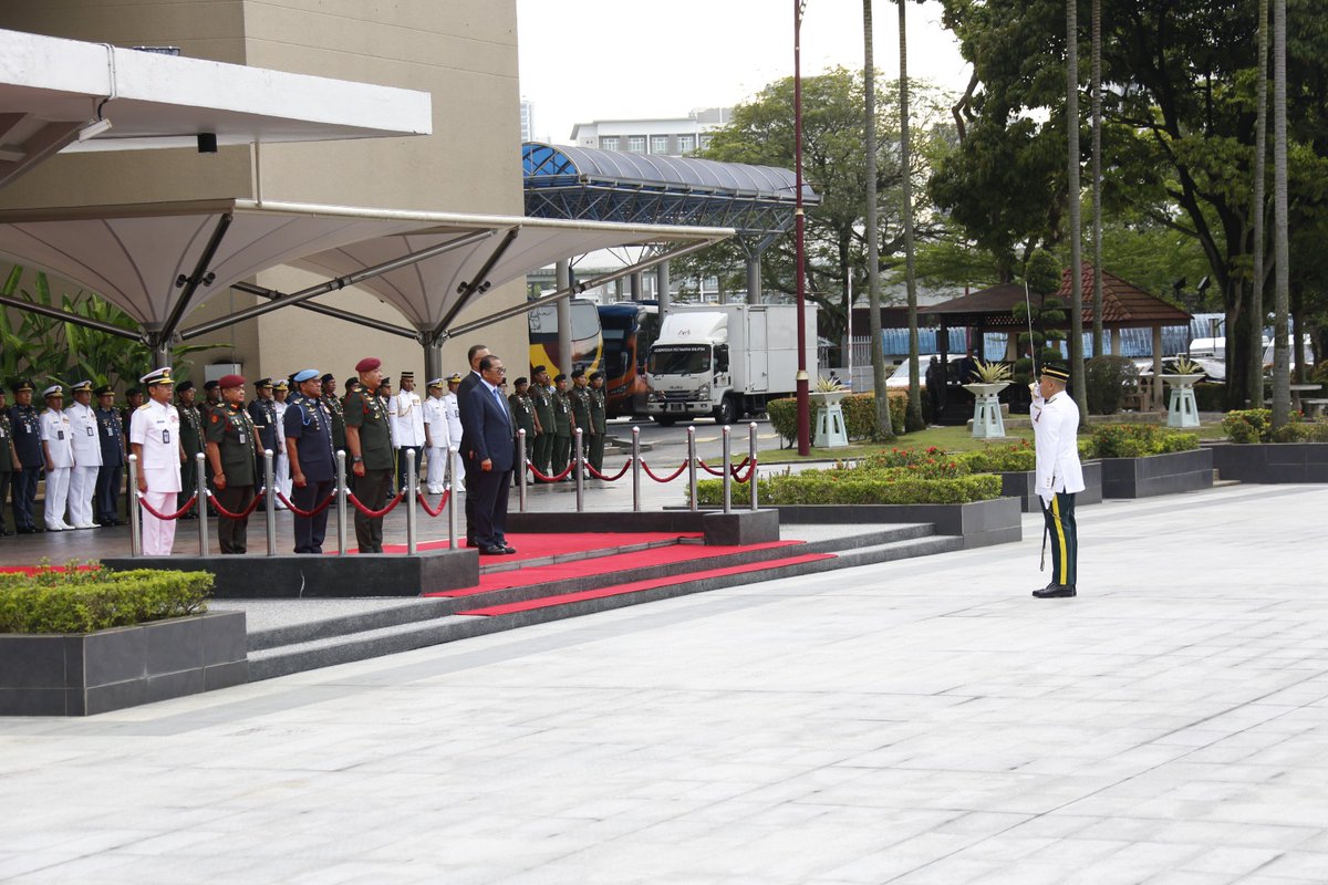 tldm_rasmi's tweet image. Permulaan baharu.
Panglima Tentera Laut bersama barisan pengurusan Kementerian Pertahanan dan Angkatan Tentera Malaysia menyambut ketibaan Menteri Pertahanan, YB Dato’ Seri Mohamed Khaled bin Nordin yang memulakan tugas pada hari ini.

#MindefUpdate