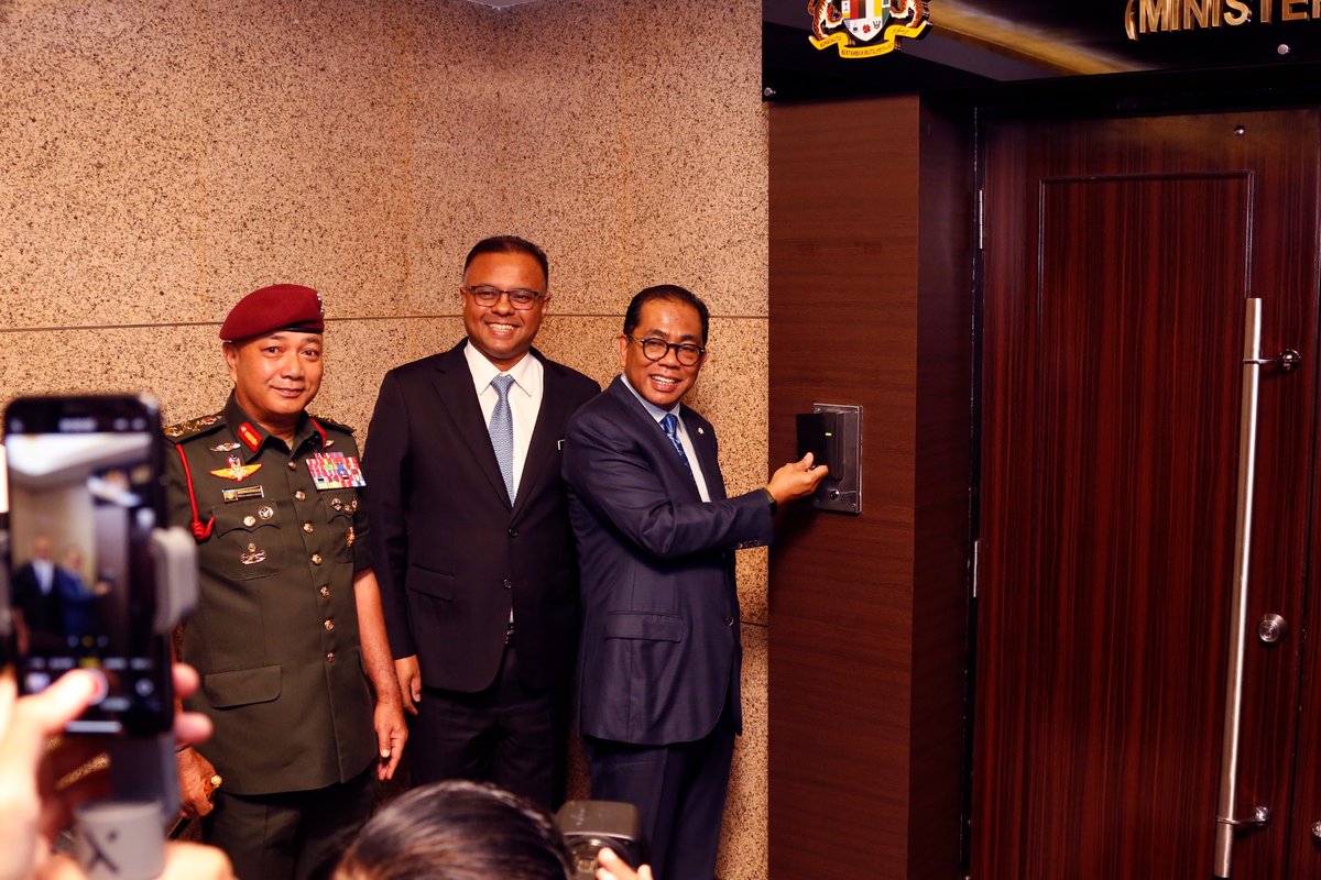 tldm_rasmi's tweet image. Permulaan baharu.
Panglima Tentera Laut bersama barisan pengurusan Kementerian Pertahanan dan Angkatan Tentera Malaysia menyambut ketibaan Menteri Pertahanan, YB Dato’ Seri Mohamed Khaled bin Nordin yang memulakan tugas pada hari ini.

#MindefUpdate