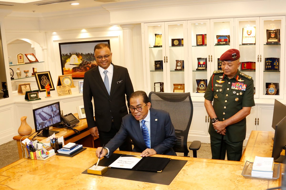 tldm_rasmi's tweet image. Permulaan baharu.
Panglima Tentera Laut bersama barisan pengurusan Kementerian Pertahanan dan Angkatan Tentera Malaysia menyambut ketibaan Menteri Pertahanan, YB Dato’ Seri Mohamed Khaled bin Nordin yang memulakan tugas pada hari ini.

#MindefUpdate