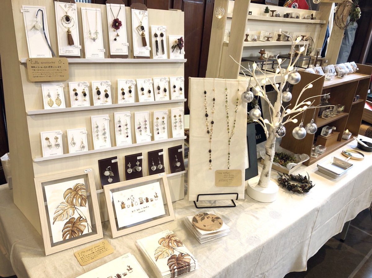 caracoriro's tweet photo. christmas market ！

今日と明日、岩手銀行赤レンガ館にて行わ���るクリスマスマーケットに出店させていただいております🎄
数日前の雨の予報が雪になり寒い中ですが館内の雰囲気も相まって最高にクリスマス感でております✨

また後で写真撮りたいけど、とりあえず設営完了の写真を。新作多め！です！ https://t.co/27oStFv2Zm