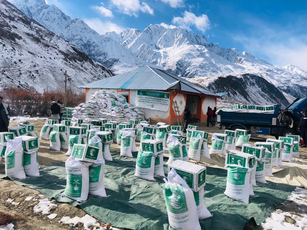 OCHAPakistan's tweet photo. 📢@KSRelief_EN, in coordination with Relief Deptt KP and the Food Security &amp; Agriculture Working Group, distributed 350 food packages 🍲 in Boroghal Valley Upper Chitral. This area is prone to extreme snowfall ☃️ (Current Temp -25°C) and often remains cut off from other areas. ❄️ https://t.co/a2Ofojydjm