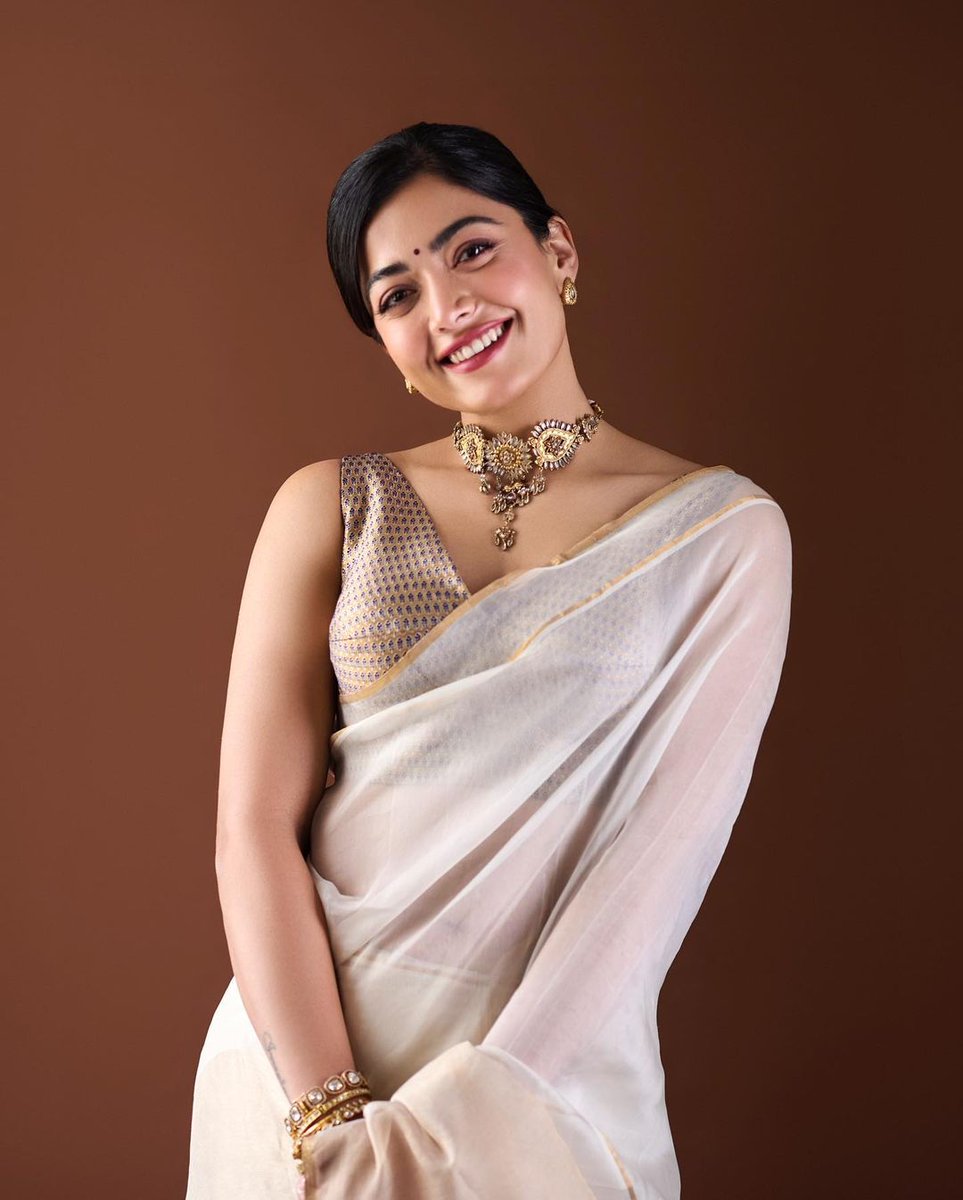 Darjee_magazine's tweet photo. Traditional allure meets contemporary grace. Rashmika Mandanna’s ethnic chic shines in this Raw Mango creation.
Read more...
https://t.co/r1JblASaCo
#darjee #fashion #fshionmagazine #style #trendingnow #traditional #grace #RashmikaMandanna #shine #glamour #stunnning https://t.co/dkcq1SiO8S