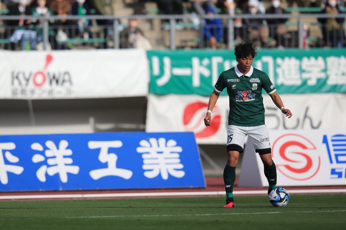 fcgifuDREAM's tweet photo. 【浮田健誠選手、AC長野パルセイロへ完全移籍のお知らせ】

浮田健誠選手がAC長野パルセイロへ完全移籍することが決定しましたので、お知らせいたします。

□コメント
「FC岐阜に関わる全ての皆様へ
この度岐阜を離れることを決意しました。
初めて降り立った地で去年敵として対峙したあの手強いサポーターを今年は味方につけ、心強い声援やサポートの中で仲間想いのチームメイトに恵まれ、新しい自分のスタイルを見つけ、たくさんのスタッフに支えられながらプレーを続けることができ、時が経つにつれて街も人もチームも好きになりました。
そんな素敵な場所で全くチームに貢献することができず、ゴールで皆さんを湧かせることが出来なかったことが本当に悔しいです。
ただ苦しいシーズンだったからこそ皆さんと勝利を分かち合えたときの印象はとても強く残っています。肩を組んでお互い笑顔でハイパーチャントを歌ったことは忘れません。
次会う時は大きくなった姿を見せられるように頑張りたいと思います！
一年間ありがとうございました！」

詳細⏩️https://t.co/SeaAj3lMGy

#fcgifu #FC岐阜【広報】