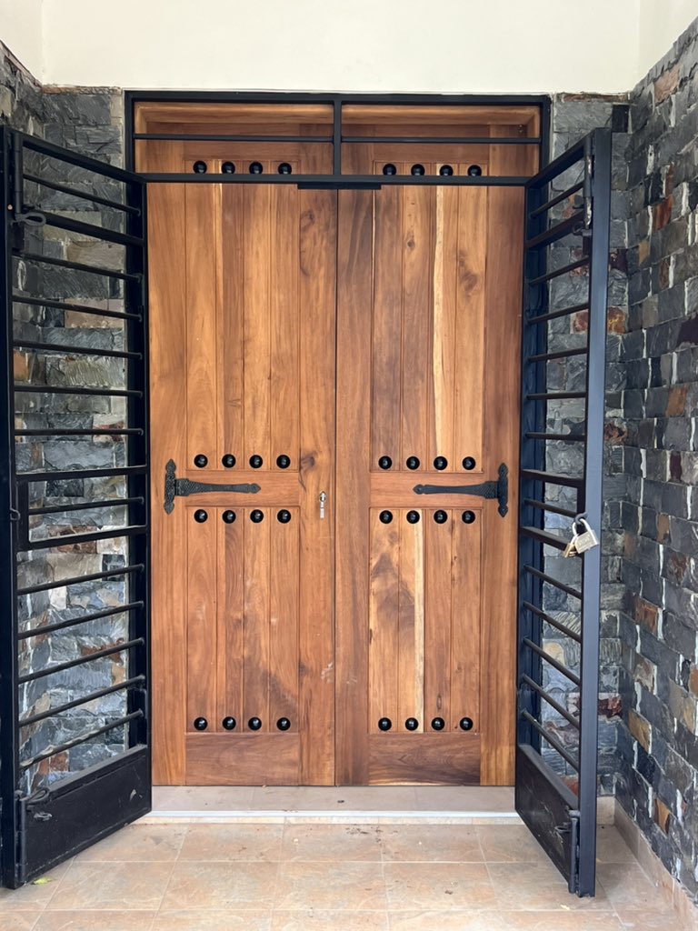 VInteriorsLtd1's tweet photo. This year has been about rustic doors added a touch of character to any space. They're like a gateway to a different era! 😍
An addition of classic locks
#RusticDoors
#VintageCharm https://t.co/0J0b4qc78D
