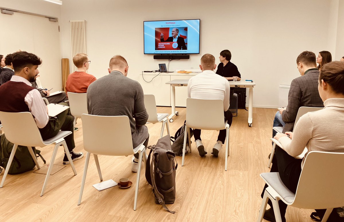 Höchste Konzentration der Kandidatinnen und Kandidaten beim Bilder- und Wissenstest am #dpaVoloTag im <a href="/dpa/">dpa</a>-Newsroom in Berlin. #dpaVolo