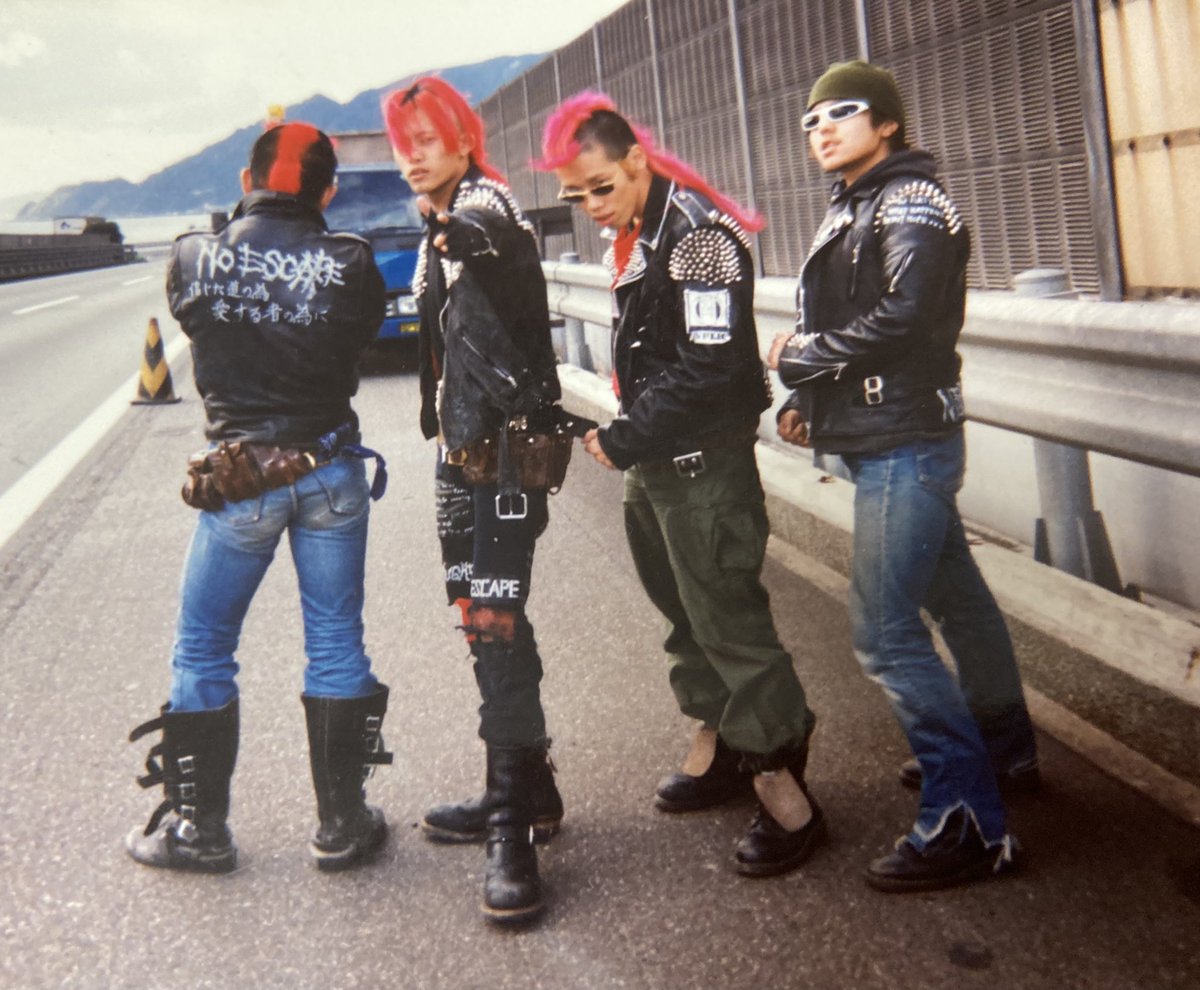 strip_trip's tweet image. CD-R聴いたよ！REC.のクオリティは低いけど、過去のバンド全ての楽曲作って来て思った。UNTIL THE END OF THE TIME、SILENT POWER BOMBに関してはメチャ良かった‼️※プレイはくそギター🎸甦る15歳、あの子の顔って感じですかねぇ〜　再録したい。笑　#TCHC #NO ESCPE